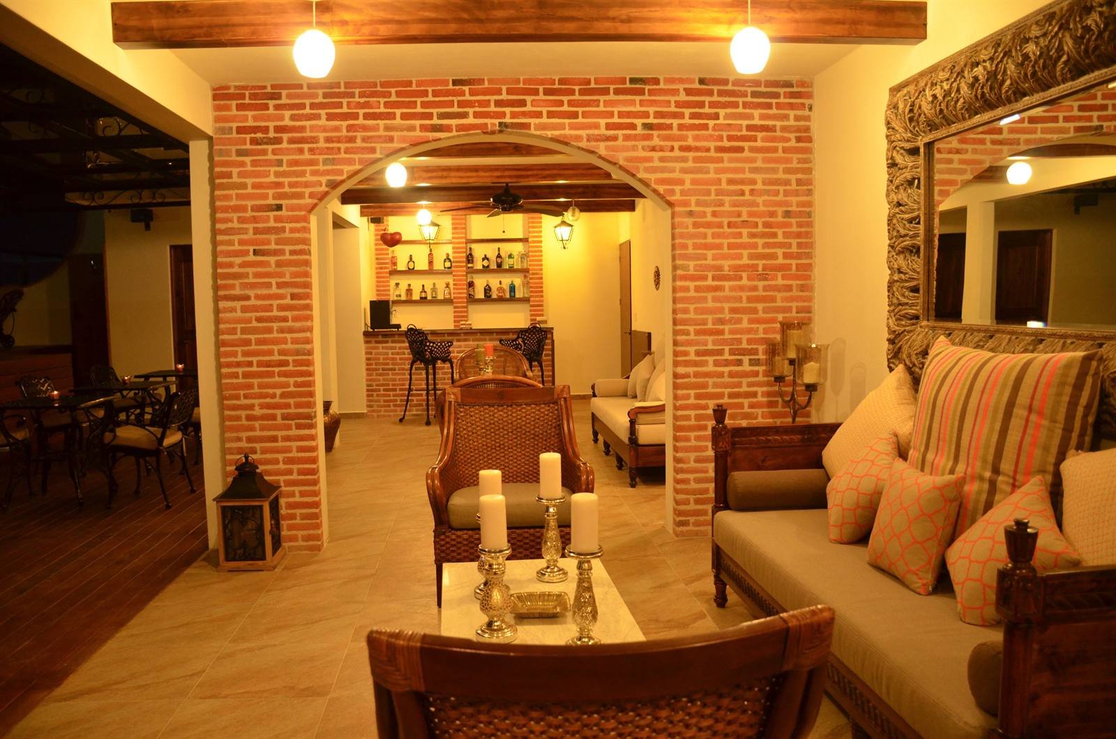 La Pasión Hotel Boutique: brick-walled lounge with candles and a bar area